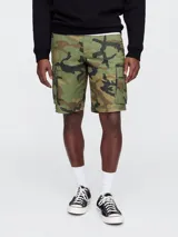Bermuda cargo color verde militar con bolsillos laterales con solapa y bolsillos delanteros, de corte recto.