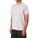 Remera violeta de manga corta con bolsillo en el pecho.