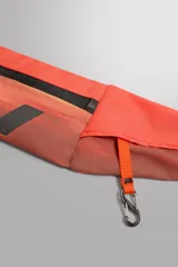 Riñonera deportiva técnica de color gris y negro, confeccionada en tejidos técnicos. Posee un compartimento principal con cierre de cremallera, bolsillos laterales planos (uno con mosquetón para llaves) y asa ajustable con hebilla de liberación rápida.