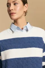 Sweater de tejido de punto con diseño de rayas horizontales en tonos azul y blanco. Presenta cuello redondo, puños y ruedo acanalados, con un sutil patrón de relieve en el tejido.