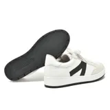 Zapatillas deportivas blancas con detalles plateados y logo de la marca en el lateral.