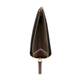Billetera Marc Jacobs de cuero negro con cierre superior y tarjetero exterior. Presenta el texto "THE WALLET" grabado en relieve en la parte frontal junto con la marca "MARC JACOBS".