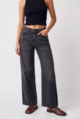 Jean wide leg de tiro alto color negro con efecto lavado, corte recto amplio y detalle de encaje en los laterales.