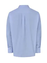 Camisa de manga larga RKF modelo Wf Pb, confeccionada en algodón color celeste con sutil patrón a cuadros. Cuenta con cuello abotonado, bolsillo en el pecho con logo bordado y cierre frontal de botones.