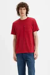 Remera de manga corta color rojo con cuello redondo y bolsillo en el pecho.