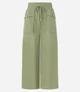 Pantalón pantacourt verde oliva de cintura alta con elástico, bolsillos laterales y lazo ajustable en la cintura.