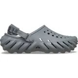 Zueco Crocs modelo Echo de diseño moderno y audaz, color gris, con textura esculpida en la suela, perforaciones de ventilación superiores y laterales, y correa ajustable en el talón.