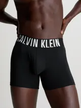 Pack de tres boxer briefs Calvin Klein de la colección Intense Power, confeccionados en una mezcla de algodón y elastano. Presentan un diseño minimalista con ajuste de talle medio y la icónica cinturilla elástica con el logo de la marca en contraste.