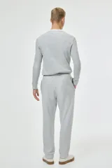 Pantalón de jogging gris claro en felpa de mezcla de algodón, con cintura elástica ajustable con cordón, bolsillos laterales y puños acanalados. Corte estándar.