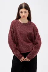 Sweater de punto color bordó con efecto jaspeado, de cuello redondo y diseño holgado con mangas largas.