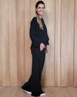 Pantalón de hilo con textura acanalada, de corte recto y holgado, con cintura elástica. Presenta un diseño cómodo y versátil en color beige.