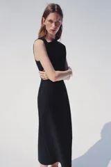 Vestido midi negro de cuello redondo y manga sisa, con detalle de drapeado en la cintura y cierre lateral con cremallera oculta.