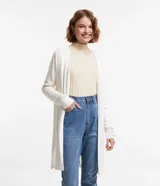 Cardigan alargado de punto color blanco, con mangas largas y frente abierto.