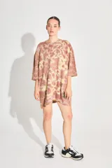 Sweater de punto tipo remerón oversize con diseño batik. Presenta silueta amplia, manga caída y etiqueta tejida con monograma en el frente.