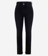 Pantalón de jeans negro, corte slim, con cintura media, trabillas en la cintura, bolsillos delanteros y traseros, y abertura en el ruedo.