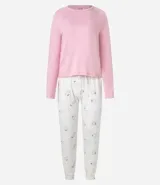 Conjunto de pijama largo de plush, compuesto por remera de mangas largas y cuello redondo, y pantalón con elástico y lazo en la cintura. El pantalón tiene estampado de gatitos y la palabra "lovely".