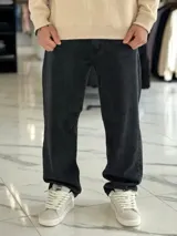 Pantalón de jean celeste de corte oversize y pierna recta.