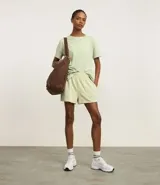 Remera de manga corta, cuello redondo y calce oversized, color verde claro con efecto lavado. Presenta un estampado serigráfico en la espalda con un vaso de bebida helada y texto que dice "i'm powered by MATCHA FUEL ONLY daily clean energy CLUB".