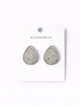 Par de aros colgantes con forma de gota, color plateado y cubiertos de strass.