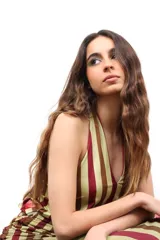 Top de cuello halter con estampado de rayas verticales en tonos granate, beige y mostaza. Confeccionado en tejido elástico, presenta un corte ajustado y diseño sin mangas.