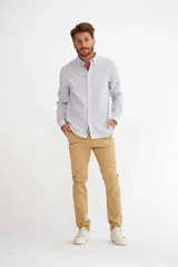 Pantalon de gabardina color beige, de corte recto y estilo chino, con bolsillos laterales y traseros.