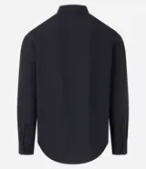 Camisa de microfibra de manga larga color negro, de calce regular, con cuello camisero y cierre frontal con botones. Incorpora tecnología Easy Care para un secado rápido y menor formación de arrugas.