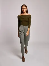 T-shirt de punto acanalado color verde militar, con escote recto y hombros descubiertos, de corte regular fit y manga larga.