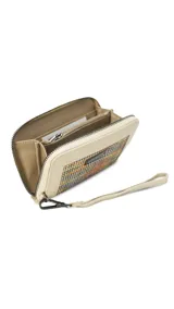 Billetera mediana con cierre perimetral, confeccionada en cuero sintético rosa y detalle central de tejido tipo telar con rayas verticales en amarillo, rosa y negro. Incluye correa de mano desmontable y placa metálica con logo de la marca.