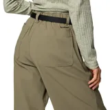 Pantalón de senderismo Columbia color verde oliva, de corte holgado y diseño funcional. Cuenta con cintura elástica parcial, cinturón integrado ajustable, bolsillos laterales y traseros con cierre, y puños ajustables con cordón.