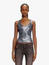 Top de mujer con diseño de espalda deportiva y cuello redondo, de ajuste entallado y acabado metalizado brillante.