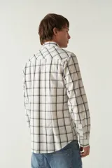 Camisa blanca a cuadros azules y grises, de manga larga y corte slim fit.