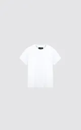 Remera blanca de manga corta con cuello redondo y corte ajustado (slim fit). Presenta una etiqueta negra en el cuello con un logo simple.