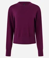 Suéter de punto color negro con cuello redondo, manga larga y puños acanalados. Presenta un corte boxy holgado y moderno.