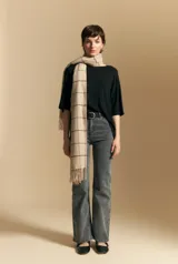 Remera de calce relajado con silueta fluida, confeccionada en tejido de viscosa con elastano. Presenta cuello redondo, mangas cortas y un diseño minimalista de caída suave.