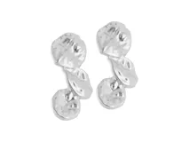 Aros colgantes plateados de acero con diseño abstracto de tres piezas irregulares unidas verticalmente.