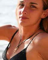 Collar con dije de bronce macizo con forma orgánica irregular, similar a un coral, suspendido de un cordón negro de seda natural anudado.