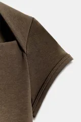 Camiseta ajustada de color amarillo claro, con diseño de escote cuadrado, manga corta y bajo recto.