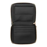 Billetera Guess modelo Gilda de color negro, confeccionada en símil cuero con textura saffiano. Cuenta con cierre perimetral de cremallera metálica en tono dorado y el logotipo de la marca impreso en la parte frontal.