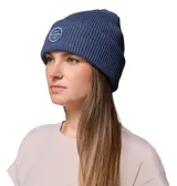 Gorro tipo beanie de tejido de punto acanalado en color azul oscuro, con vuelta y parche circular de la marca Columbia en el frente.