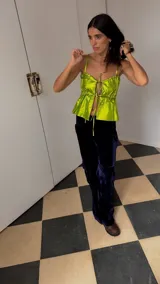 Camisa de tirantes color fucsia con detalle de lazo en el escote.