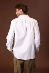 Camisa de manga larga para hombre, color blanco con finas rayas verticales azules, cuello button-down y corte regular.