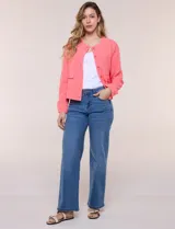 Camperita de tela liviana color beige, de silueta entallada con cuello a la base y abotonadura frontal con botones a tono. Cuenta con dos bolsillos con solapa en el frente, mangas largas con puños abotonados y largo a la cintura.