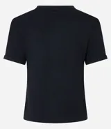 Blusa básica de cuello redondo y manga corta con detalle de dobladillo plegado. Confeccionada en tejido de viscosa con spandex, ofrece un ajuste cómodo y versátil.