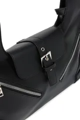 Cartera negra con correa de hombro, cierre superior y dos cierres diagonales decorativos en el frente.