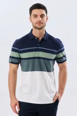 Remera polo de manga corta con diseño de franjas horizontales en tonos azul, salmón, celeste y beige. Cuenta con cuello clásico y cierre frontal de dos botones.