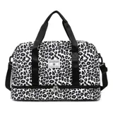 Bolso deportivo de viaje marca Zuomanni, con estampado animal print de leopardo en blanco y negro. Cuenta con doble asa de mano, correa de hombro ajustable y extraíble, y un compartimento inferior independiente con cierre.