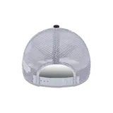 Gorro New Era 9FORTY de los New York Yankees, color azul marino con visera curva y paneles traseros de malla blanca. Presenta el logo del equipo bordado en el frente.