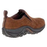 Mocasín Merrell Jungle Moc color marrón, con capellada de gamuza, cuello elástico y plantilla acolchada. Suela de goma con tecnología Merrell Air Cushion para absorción de impactos y estabilidad.