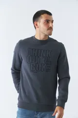 Buzo de felpa color bordó con cuello redondo, mangas largas y corte regular. Presenta un estampado con la frase "Think out of the box" en el frente y logo de la marca bordado.