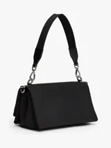 Cartera negra con acabado liso, solapa con cierre de pinza metálico con el monograma TH. Cuenta con dos compartimentos principales, un compartimento con cremallera y dos correas extraíbles: una delgada y una ancha tejida ajustable.